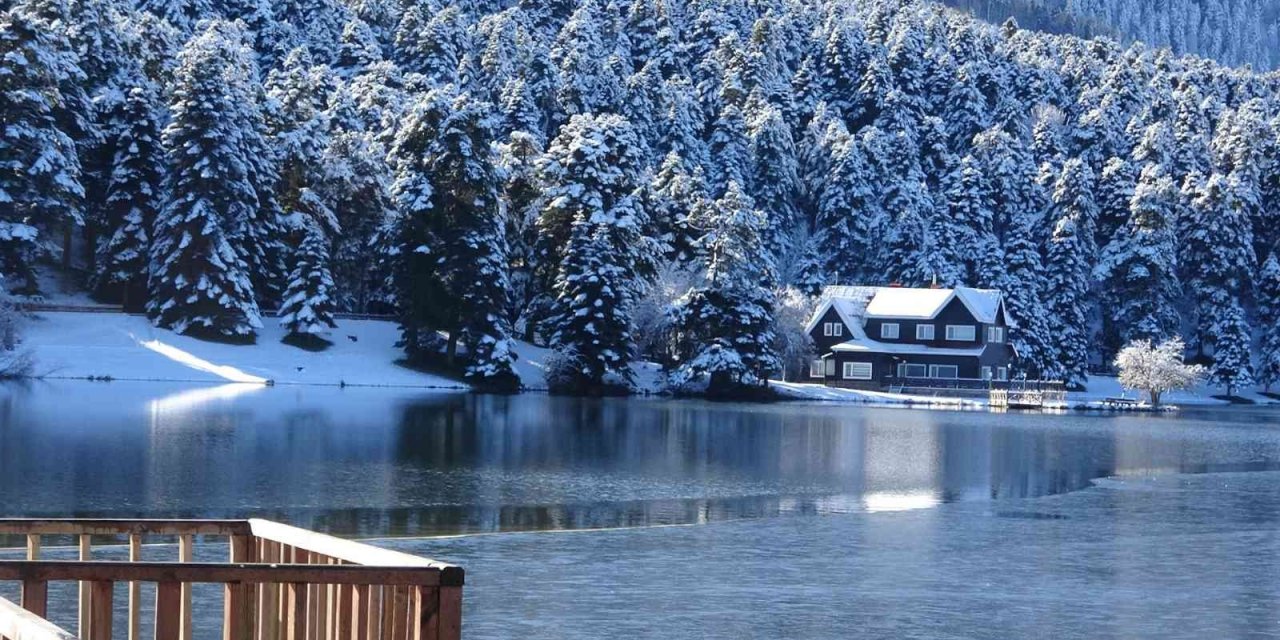 Doğa harikası Gölcük Tabiat Parkı beyaza büründü