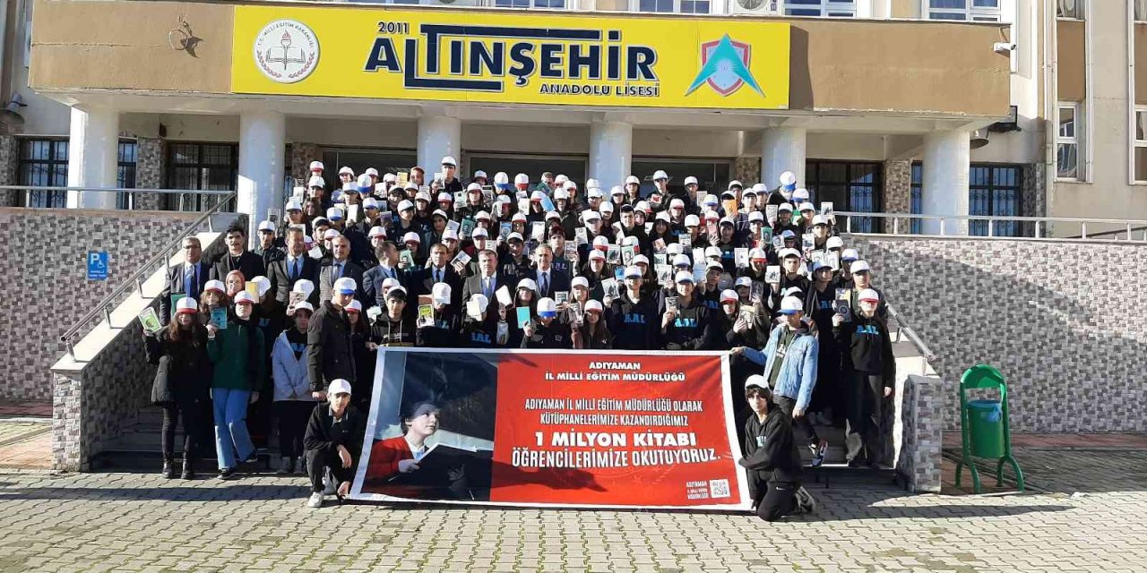 Kitaplar kütüphane raflarından iniyor