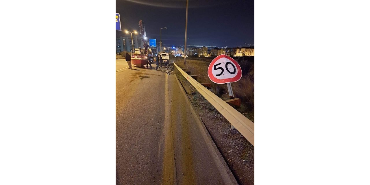 Otomobilin çektiği balıkçı teknesi karayoluna düştü