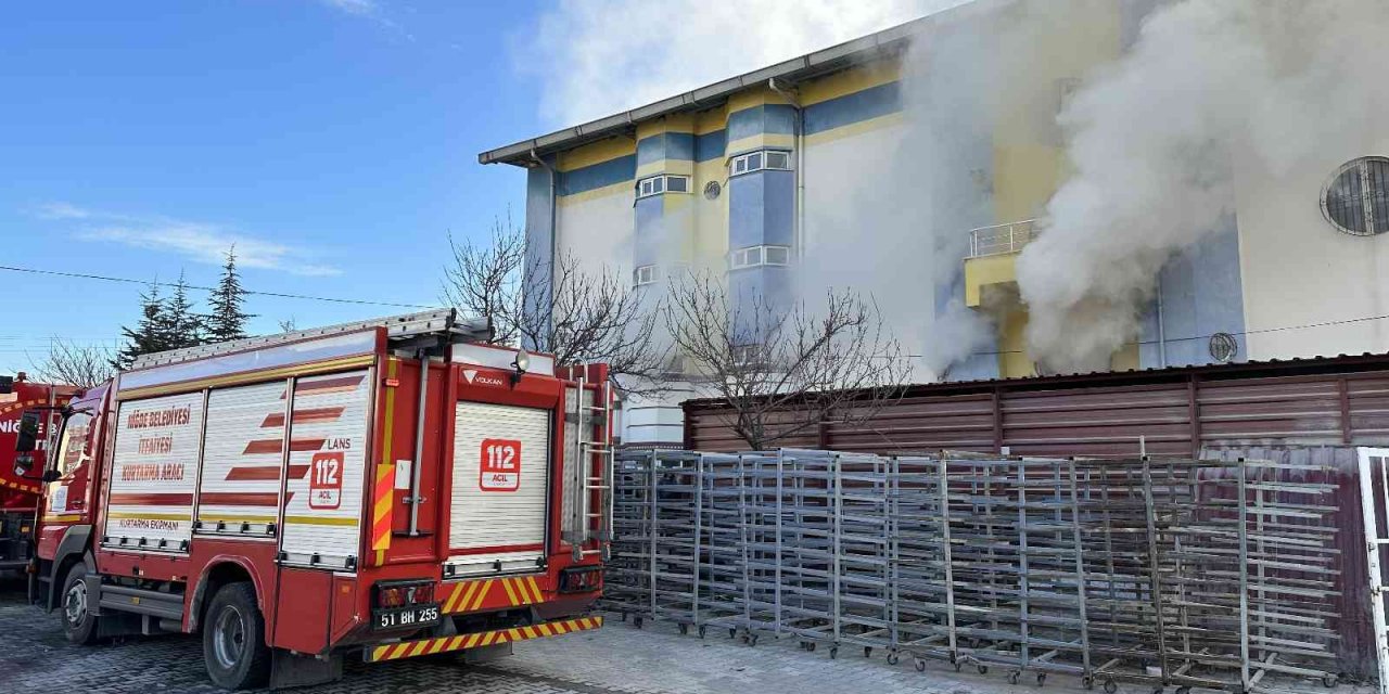 İş yerinin kazan dairesindeki yangın büyümeden söndürüldü