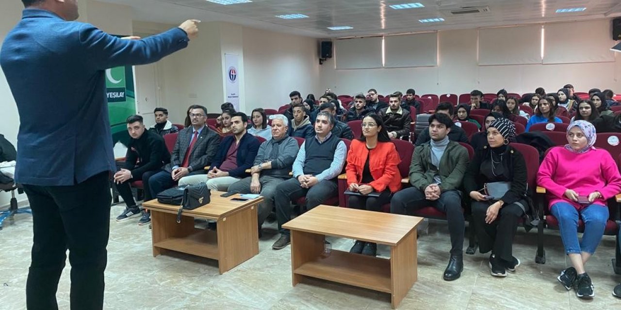 Yüksekokul öğrencilerine pazarlama ve reklam semineri