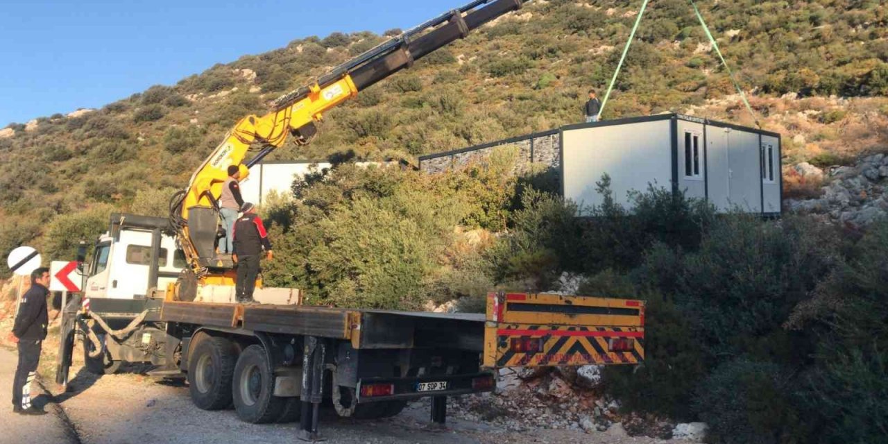 Kaş’ta doğal sit alanındaki 3 kaçak konteyner kaldırıldı