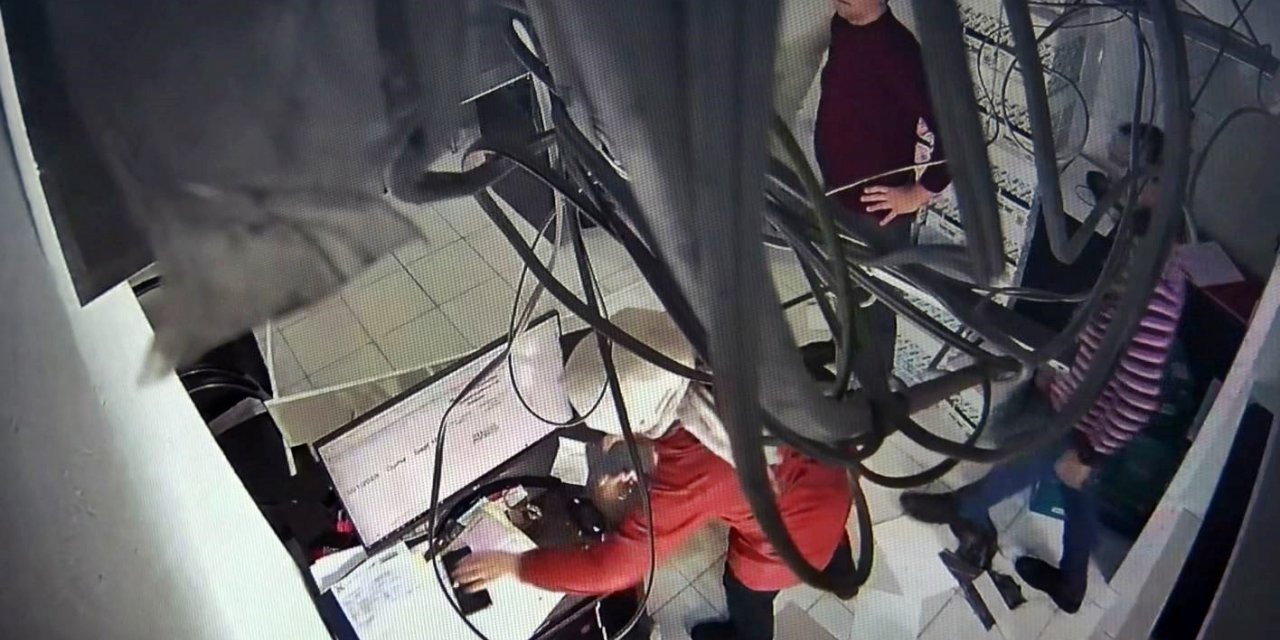 Diyeti bozan obez kedi asma tavanı çökertti