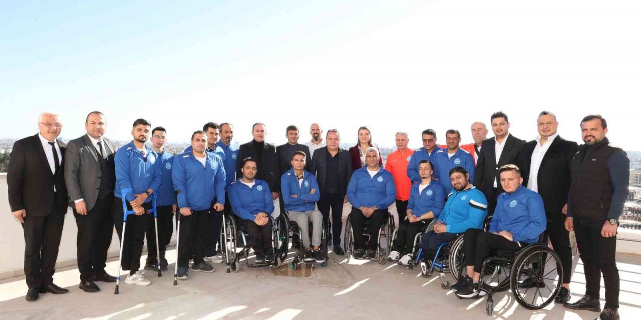 Başkan Böcek tekerlekli basketbol takımı ile buluştu