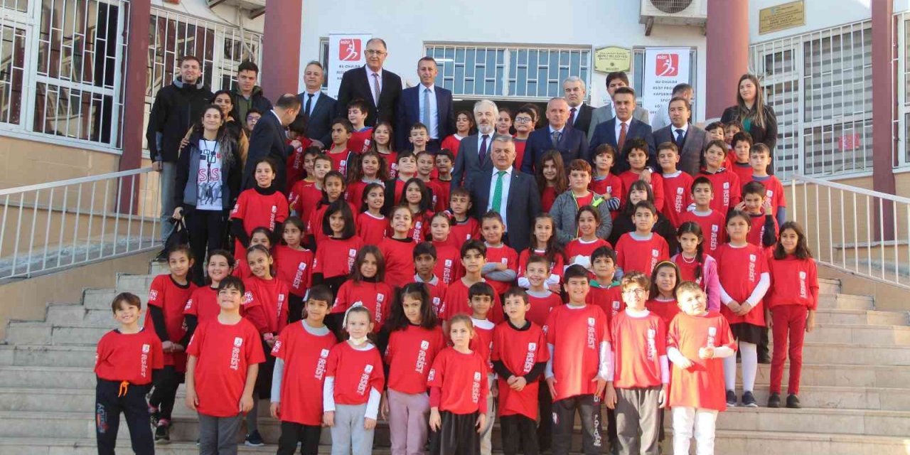 Antalya’da öğrencilere 1 yılda 40 bin spor malzemesi dağıtıldı