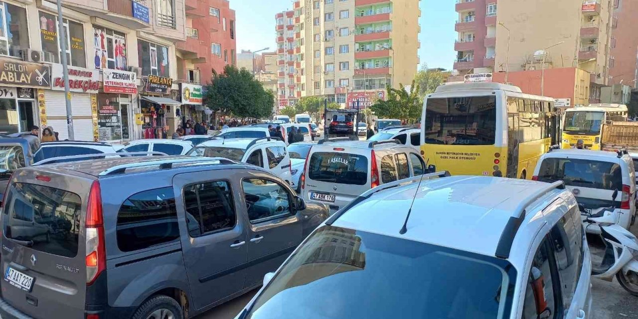 Kızıltepe’de çift sıra park çilesi bitmiyor