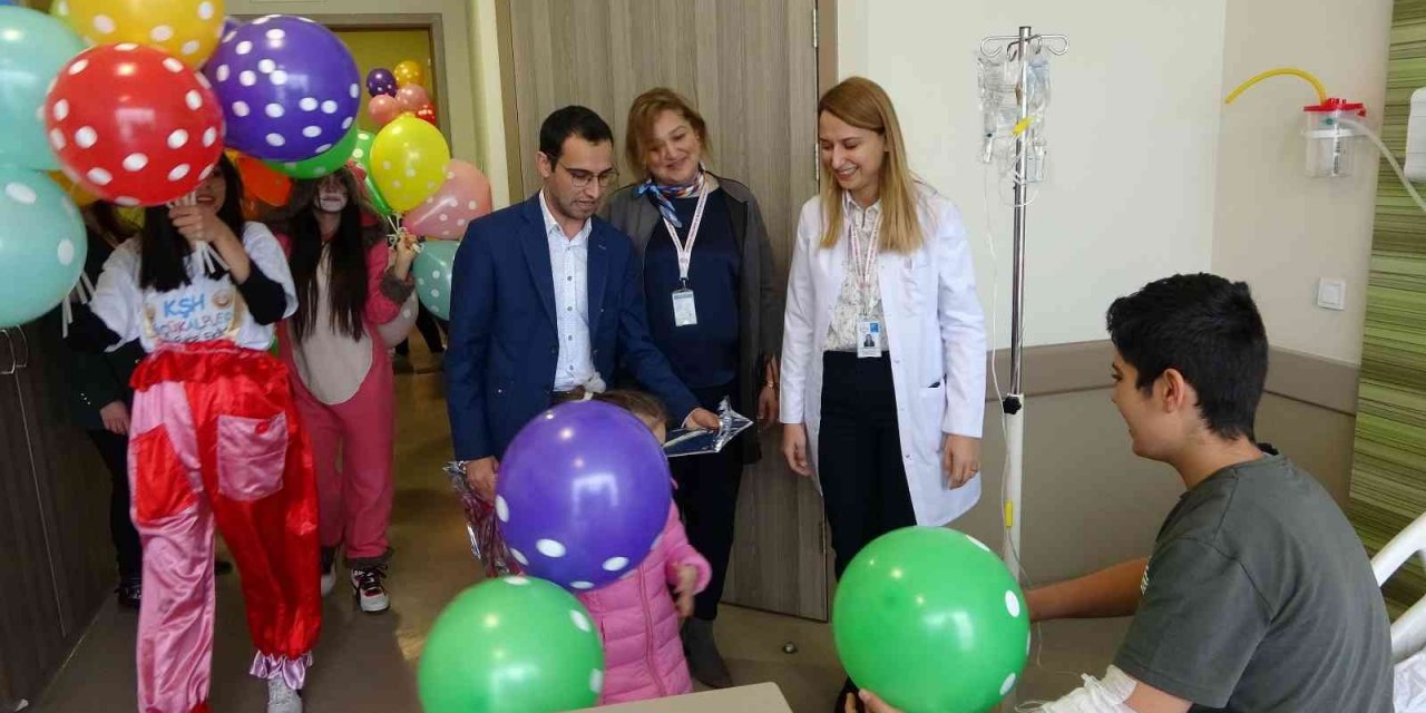 Stajyer öğrenciler hastanede neşe saçtı