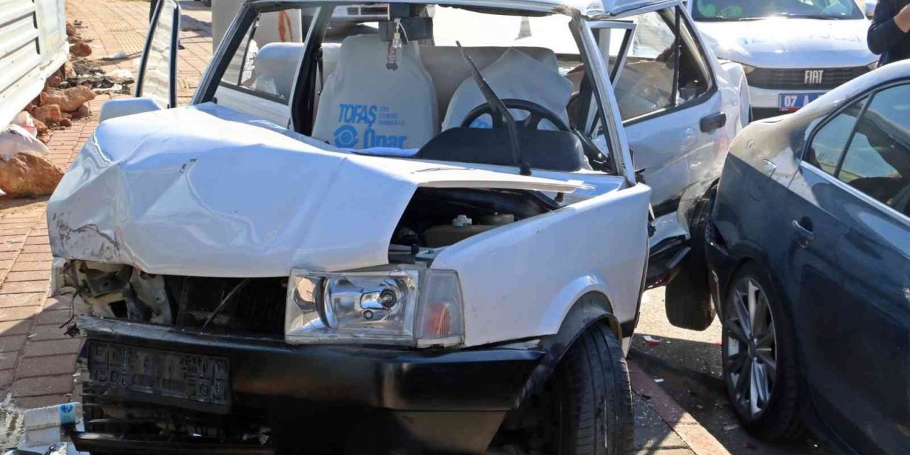 Direksiyon hakimiyetini kaybedince zincirleme kazaya neden oldu: 1 yaralı