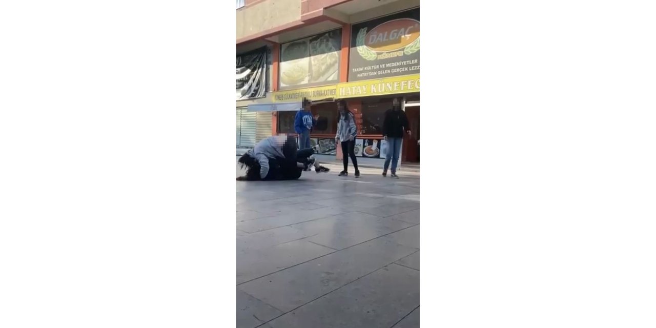 Saç saça kavga eden genç kızları ayırmakta güçlük çektiler