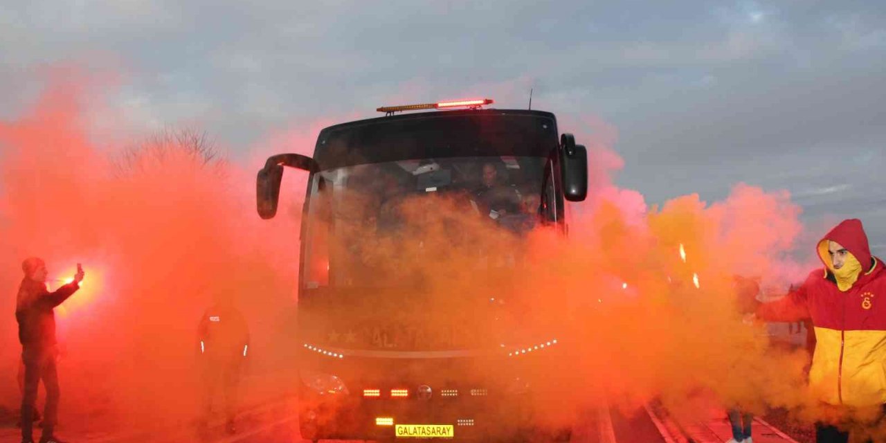 Galatasaray kafilesine Sivas’ta meşaleli karşılama