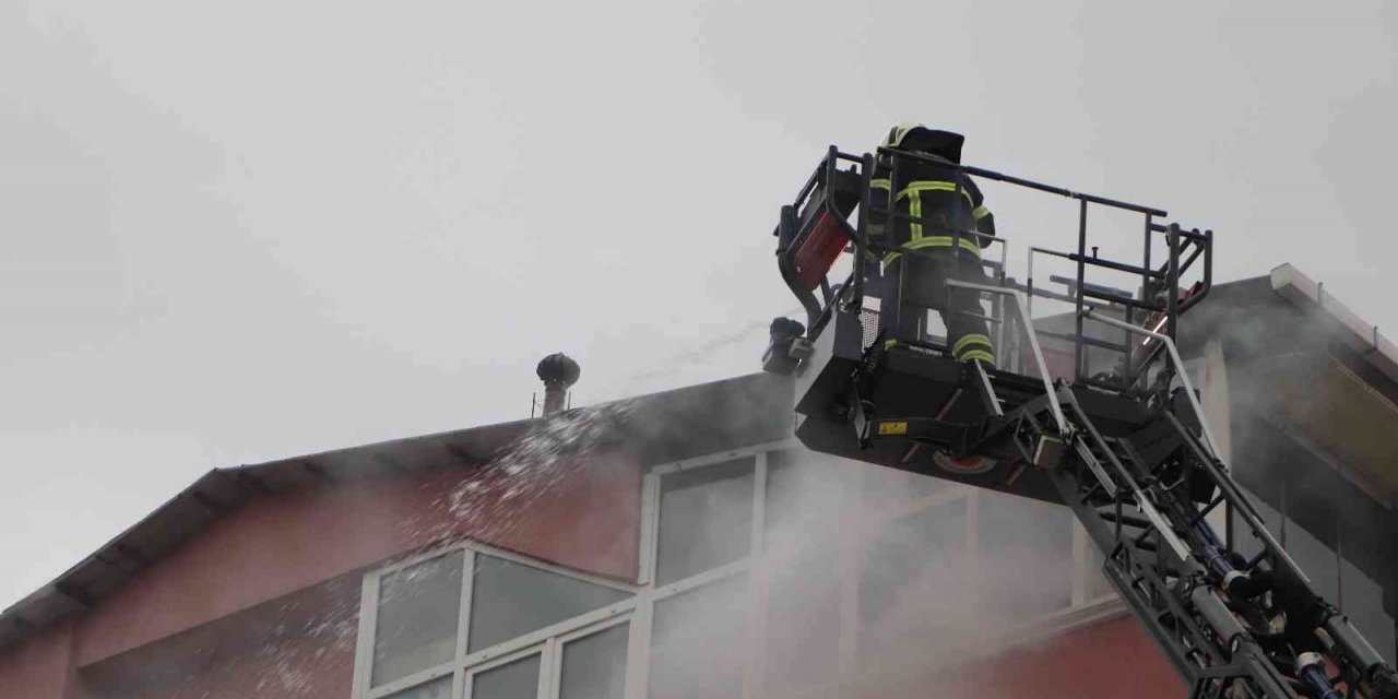 Çatı katındaki yangın ucuz atlatıldı