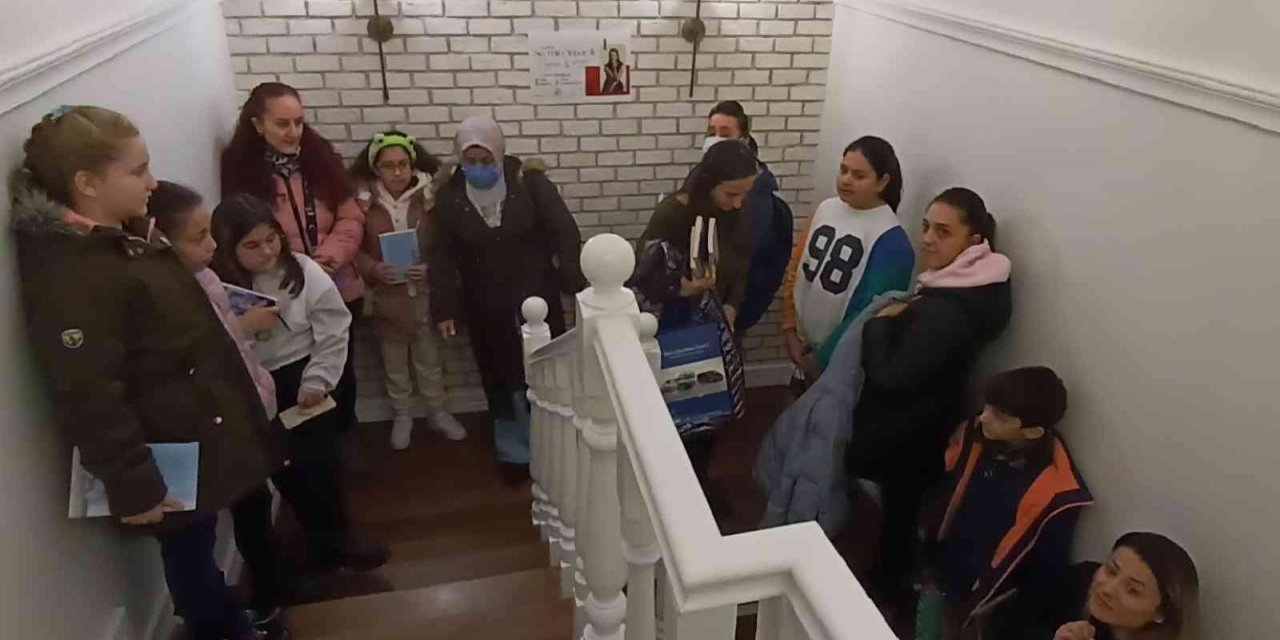 İmza günü izdihamı indirim kuyruklarını aratmadı