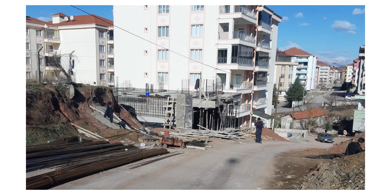 Asansör boşluğuna düşen işçi yaralandı