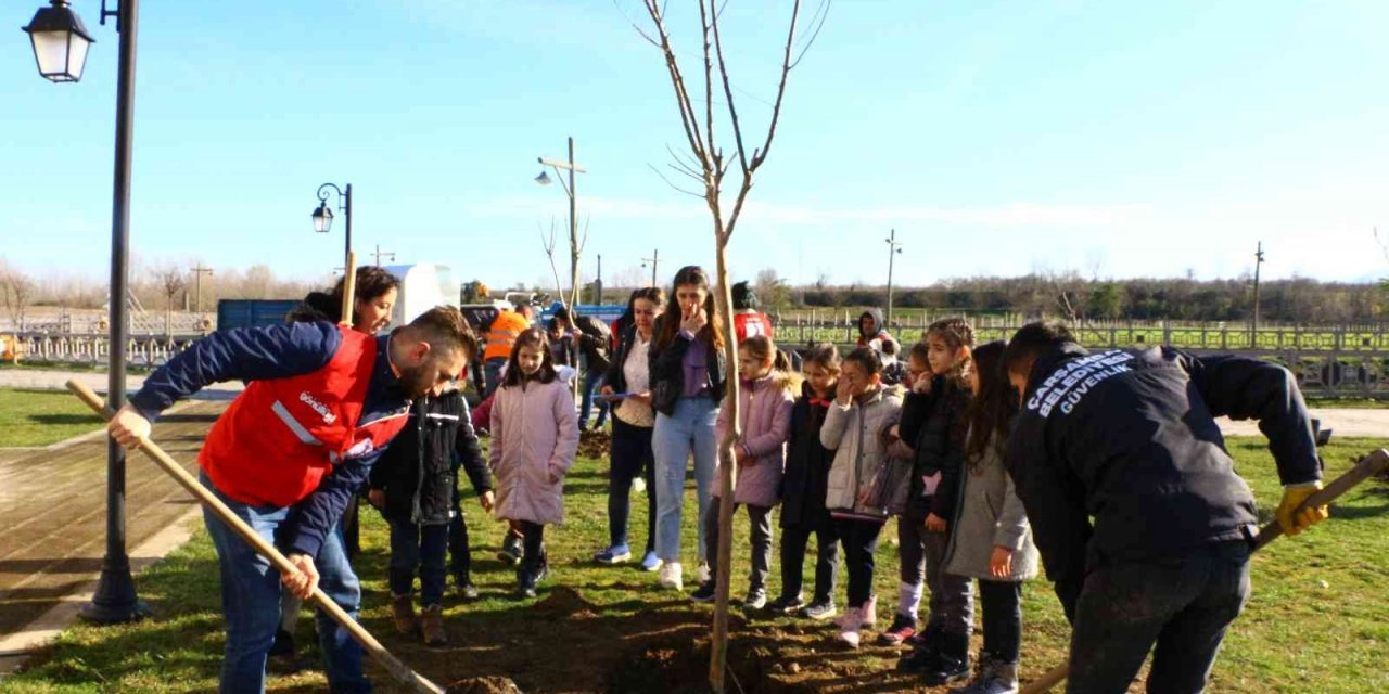 Üniversite öğrencileri, miniklerle birlikte fidan dikti