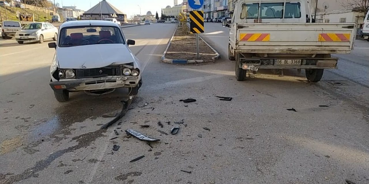 Besni’de 2 araç kafa kafaya çarpıştı