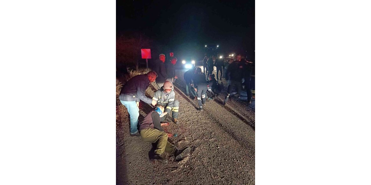 İki araç kafa kafaya çarpıştı, 6 kişi yaralandı