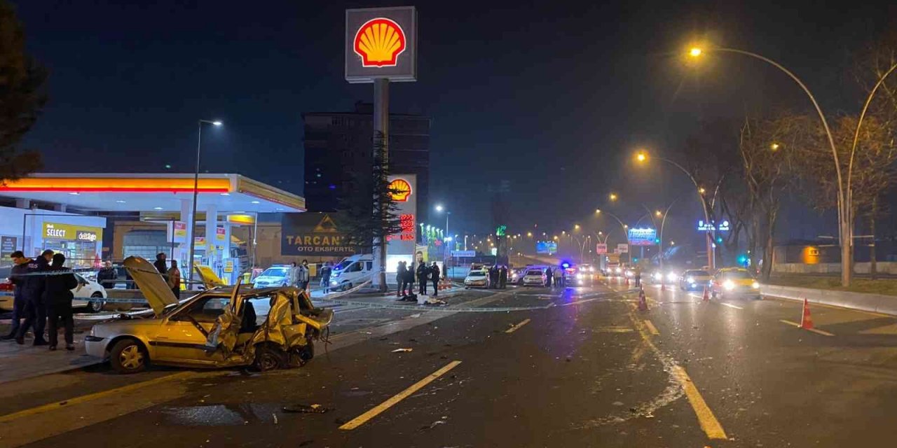 Kontrolden çıkan otomobil önünde seyir halinde olan araca çarptı: 2 ölü, 1’i ağır 3 yaralı