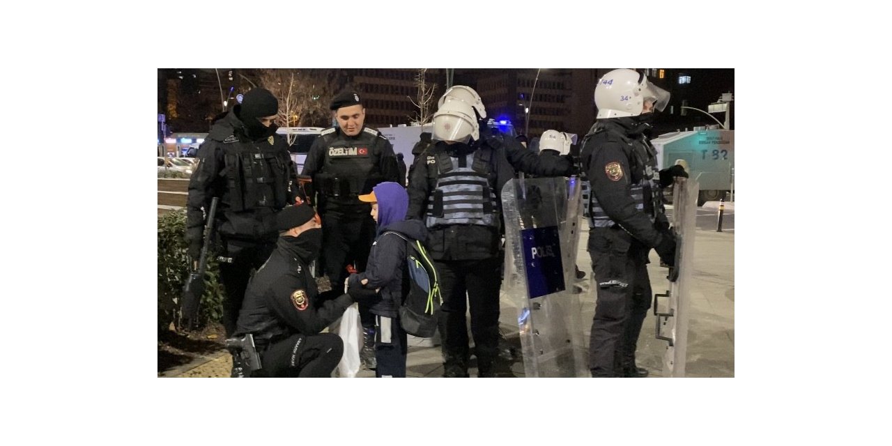 Kartal’da görev başında olan polisler ile çikolatasını paylaşan küçük Toprak, yürekleri ısıttı