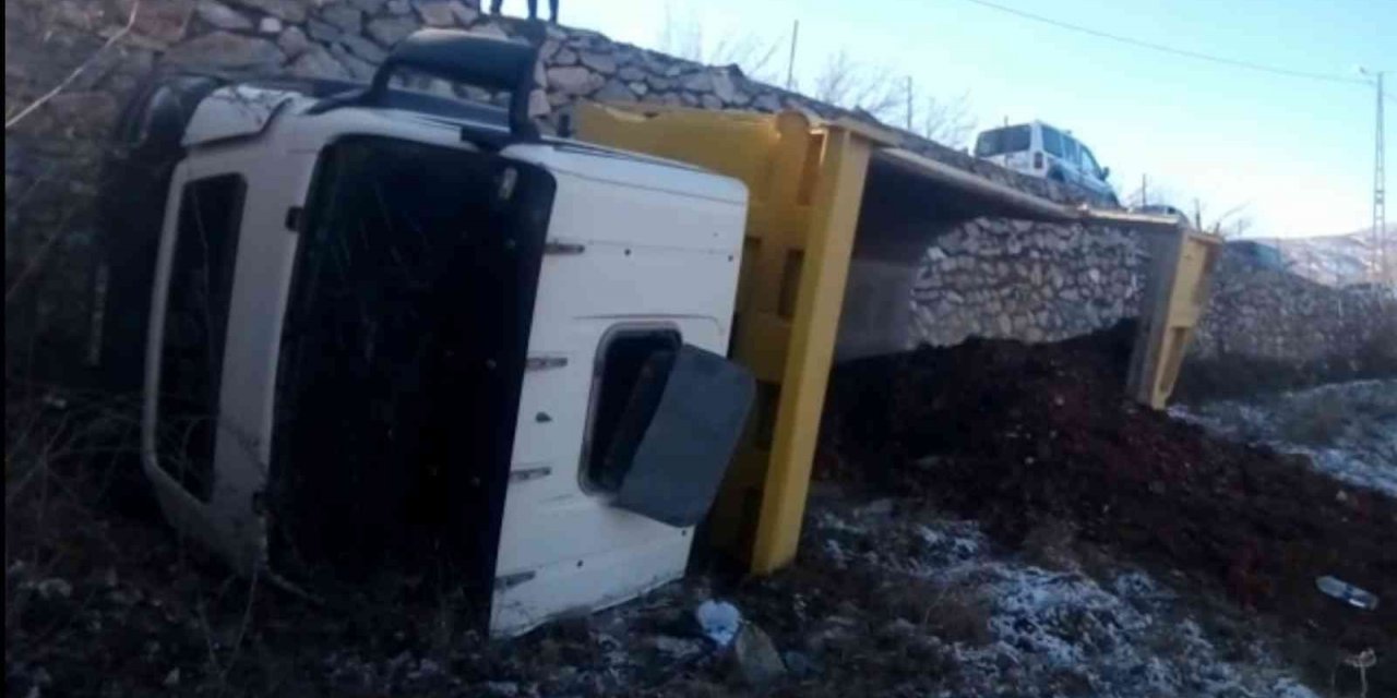 Hafriyat kamyonu bahçeye düştü: 1 yaralı