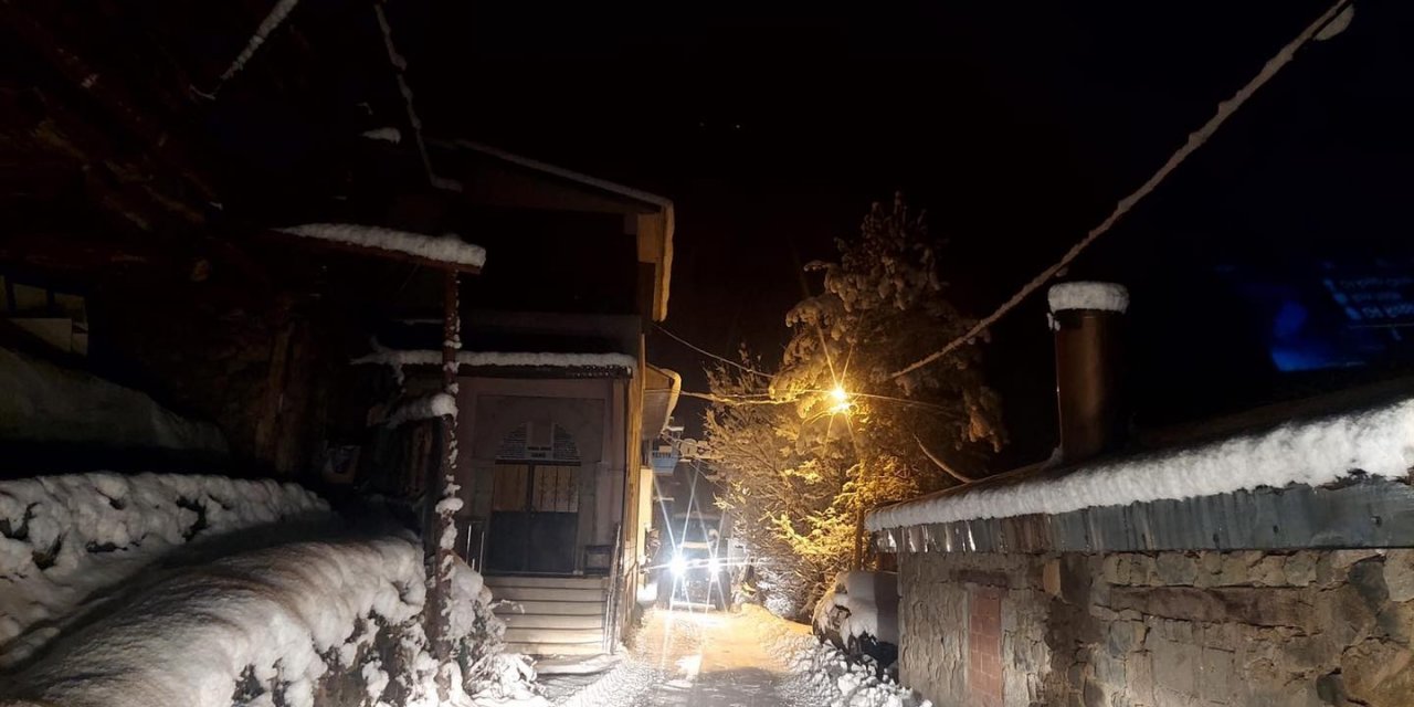 Artvin’de eşya taşırken kar deniyle mahsur kalan vatandaşları ekipler kurtardı