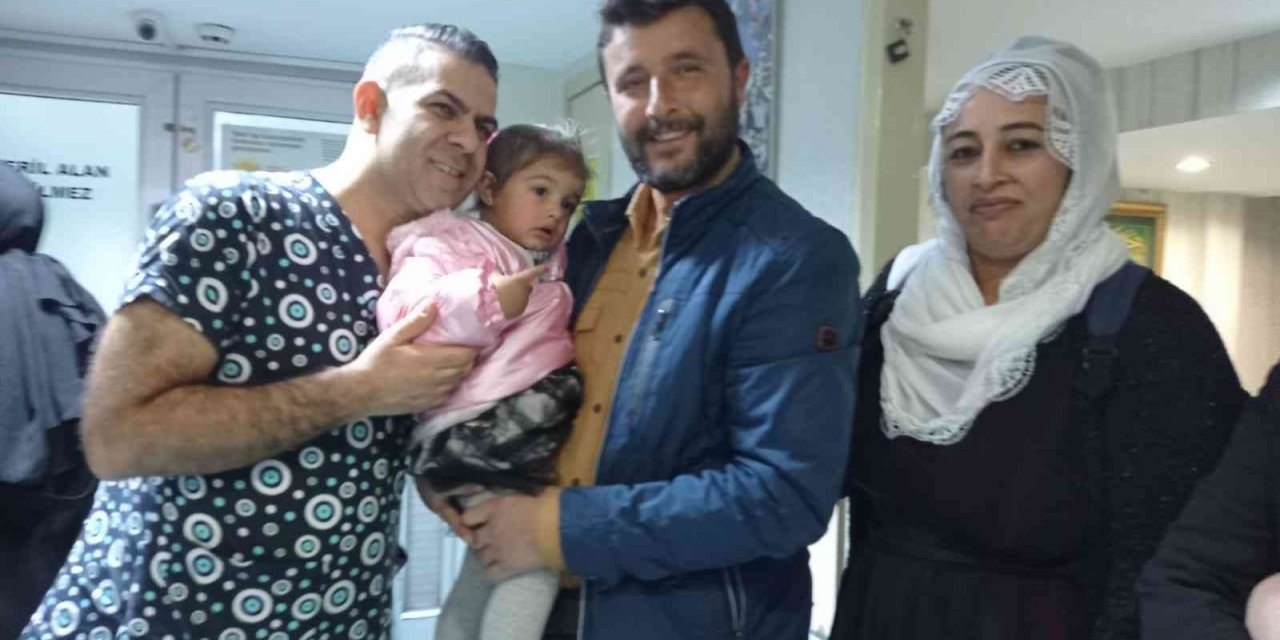 Hasretle bekledikleri bebeklerini 14 yıl sonra kucaklarına aldılar