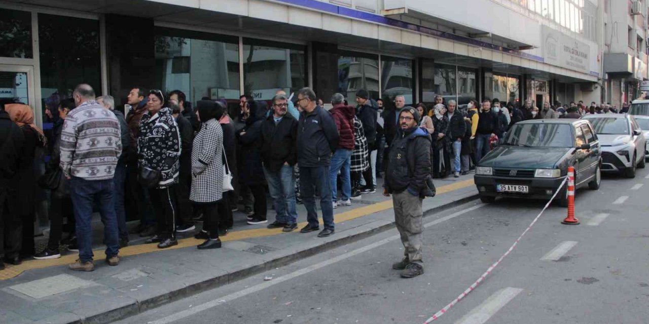 İzmir’de EYT kuyruğu