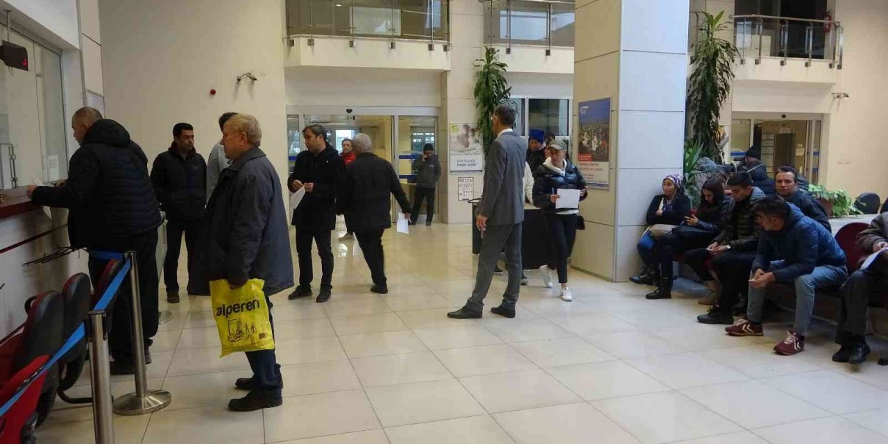 Muğla’da EYT’liler sabahın ilk saatlerinde soluğu SGK’da aldı