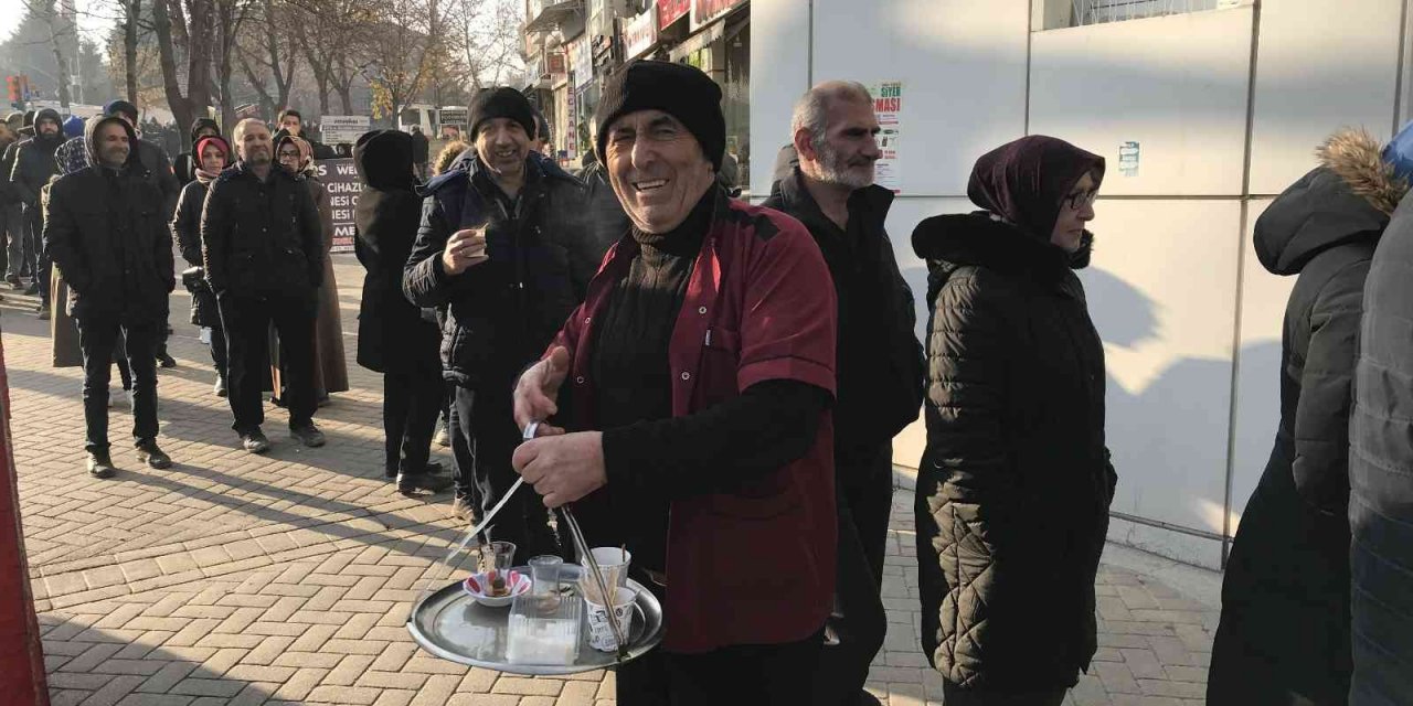 Eskişehir’deki EYT kuyruğunda ilginç bir çaycı
