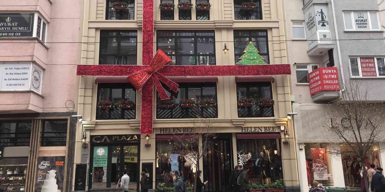 Binayı hediye paketine dönüştürdüler