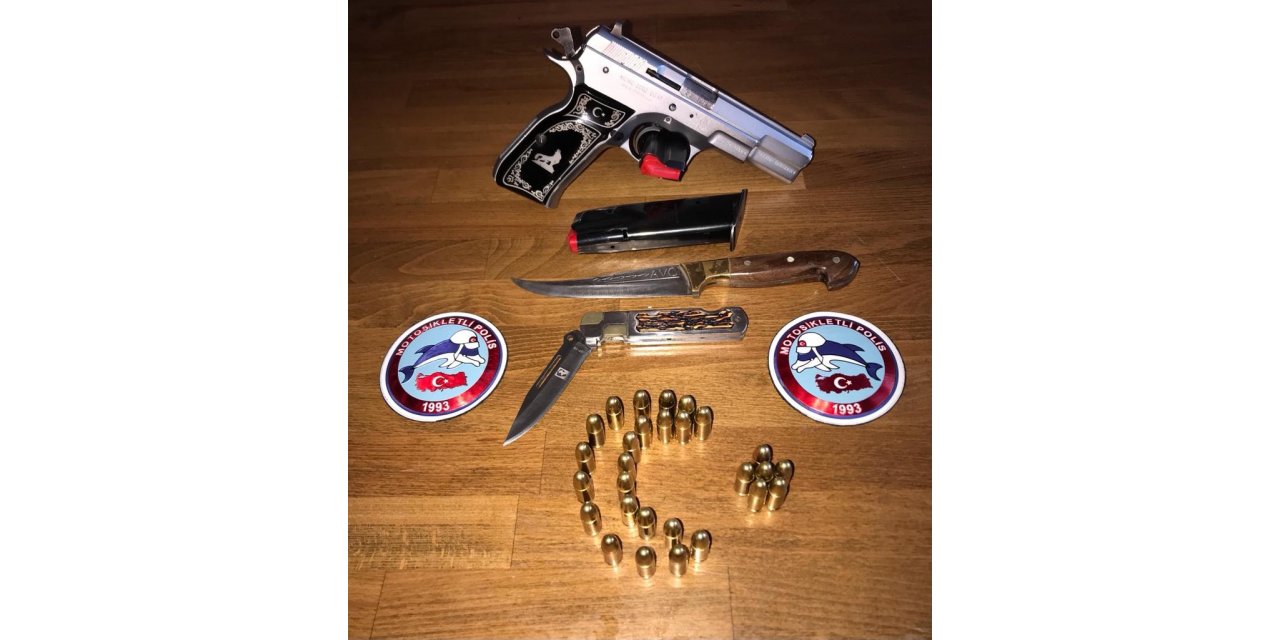 Polisin dur ihtarına uymayarak kaçtılar, yakalanınca üzerlerinden silah ve bıçak çıktı