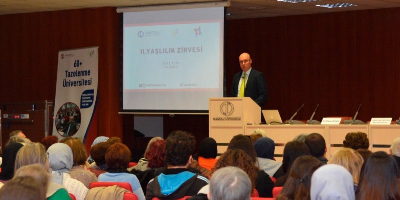 Tazelenme Üniversitesi 2. Yaşlılık Zirvesi’nde bir araya geldi