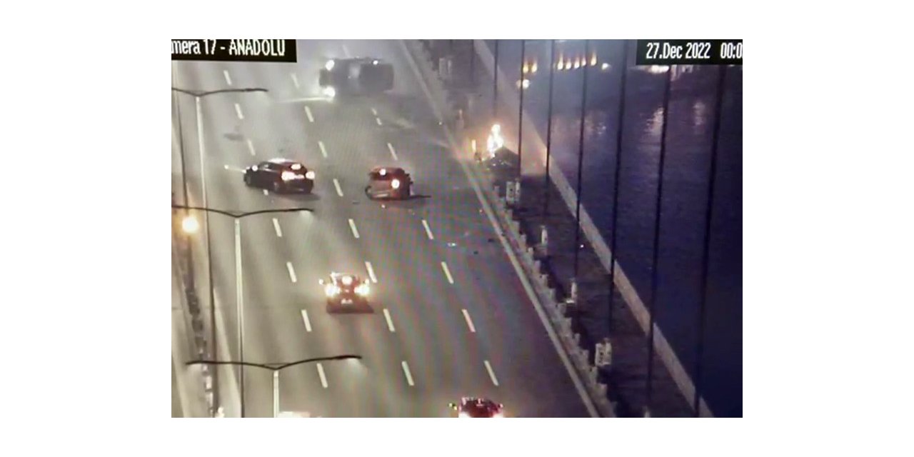 Fatih Sultan Mehmet Köprüsü’nde zincirleme trafik kazası meydana gelmiş, 4 aracın karıştığı kazada bir otomobilde yangın çıkmıştı. 3 kişinin yaralandığı kaza anının kamera görüntüleri ortaya çıktı.