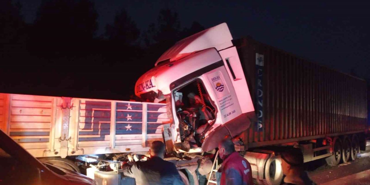Osmaniye’de tıra çarpan tır şoförü yaralandı