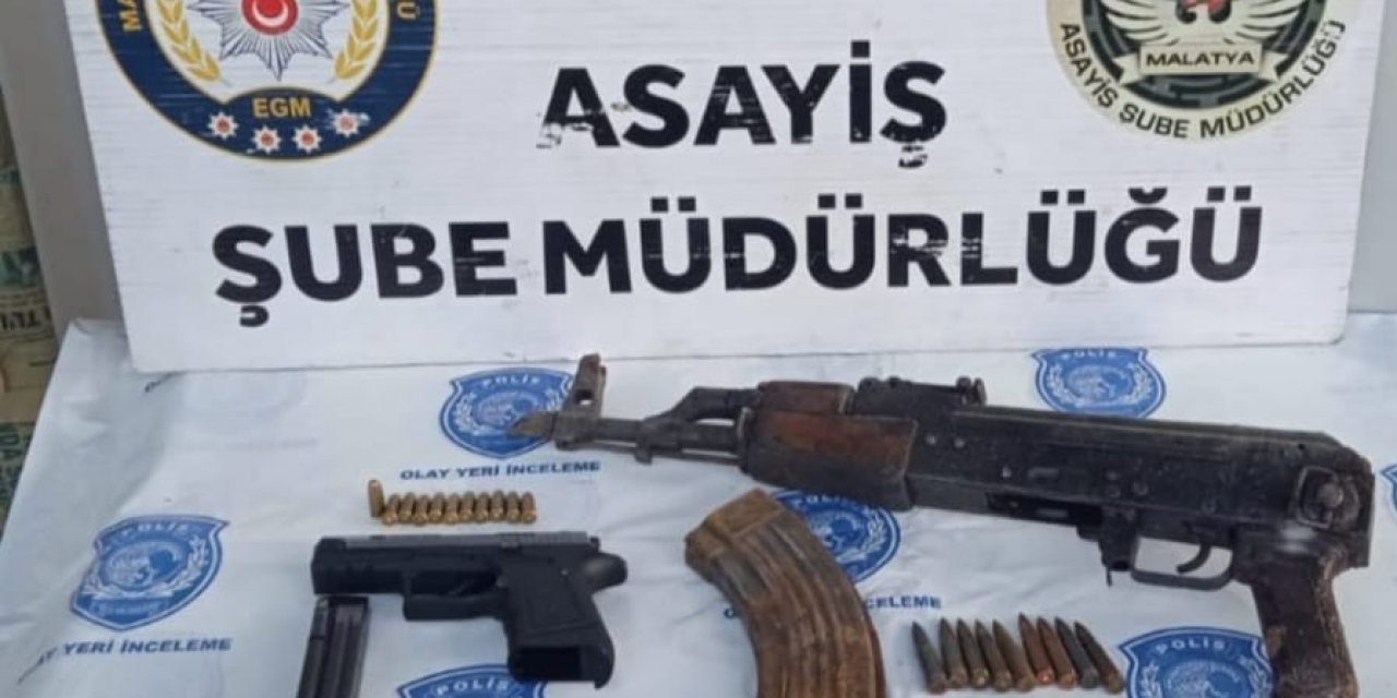 Şüphe üzerine durdurulan araçta kalaşnikof çıktı