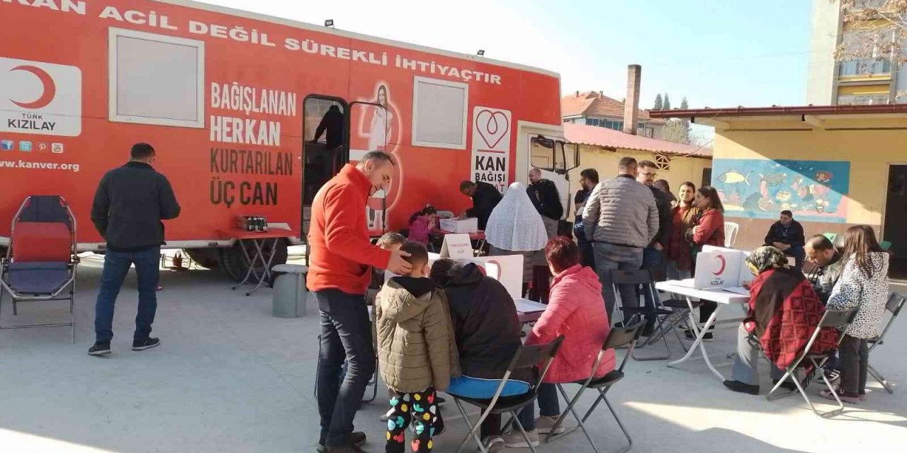 Veliler kan vererek çocuklarına örnek oldu