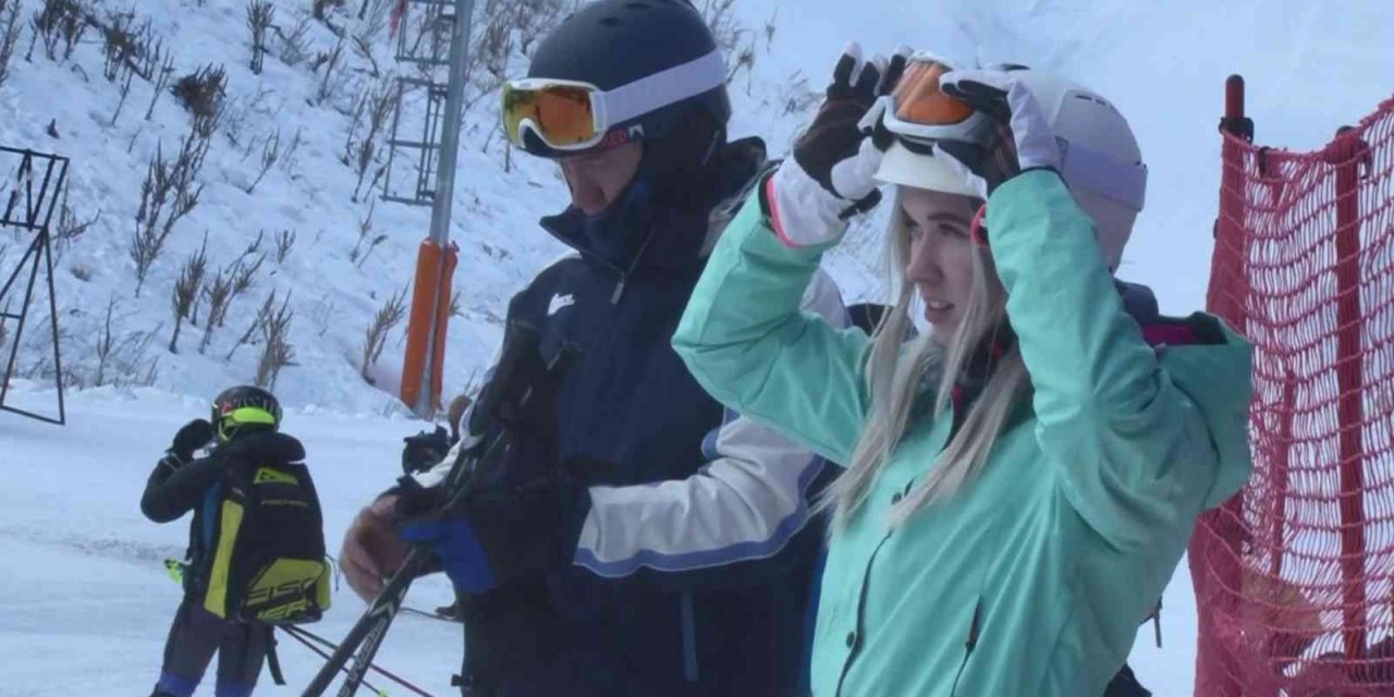 Charter seferi ile Erzurum’a gelen ilk Rus kafile Palandöken’de kayak yapmaya başladı