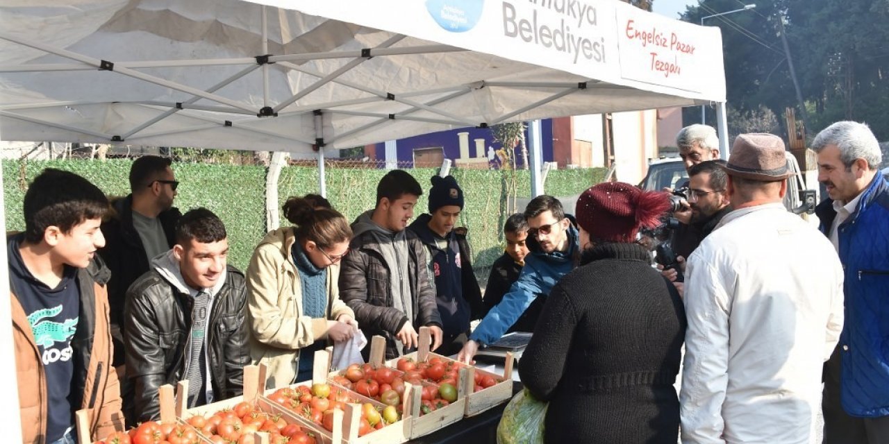 Antakya Belediyesi engelsiz pazar tezgahı kurdu