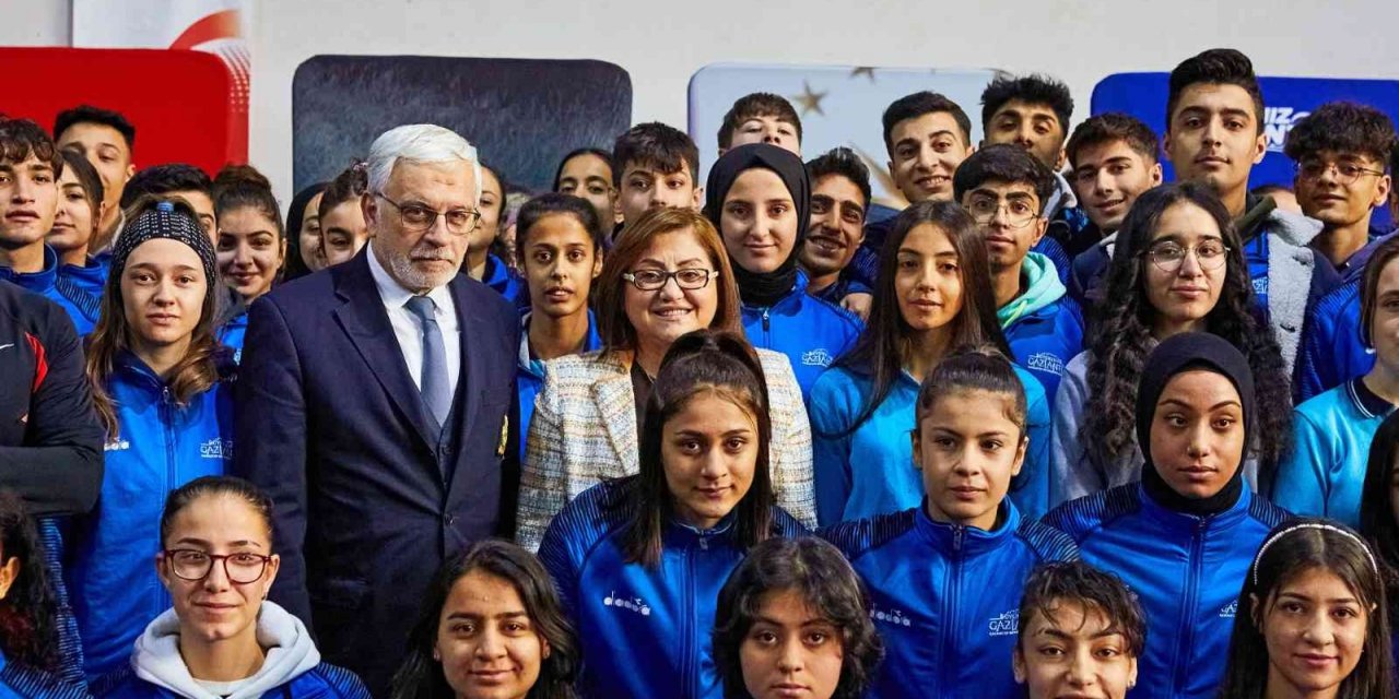 Gaziantep’te lise öğrencilerine eşofman takımı