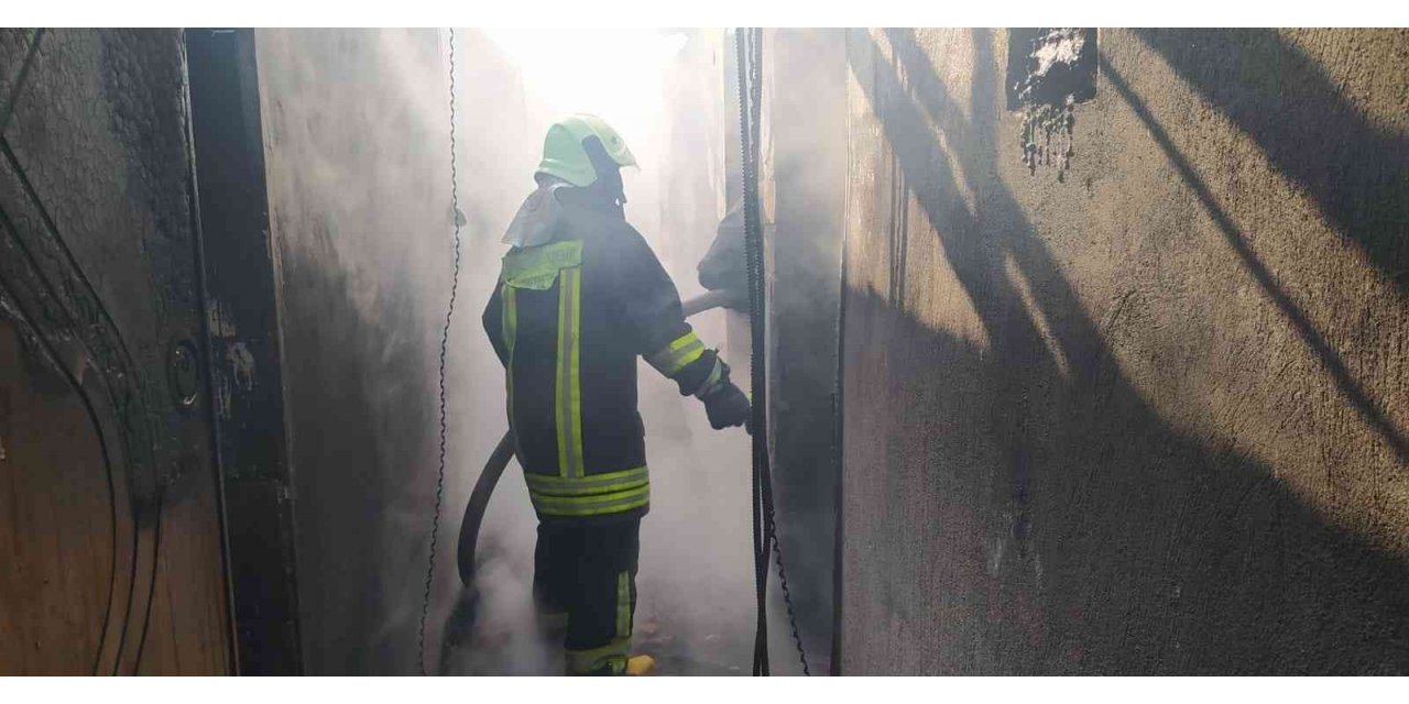 Ahşap bina küle döndü