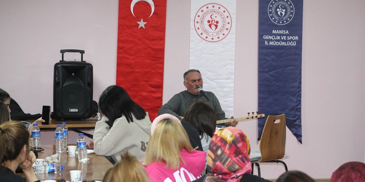 KYK’lı öğrenciler mahalli sanatçı Sami Dinç ile coştu