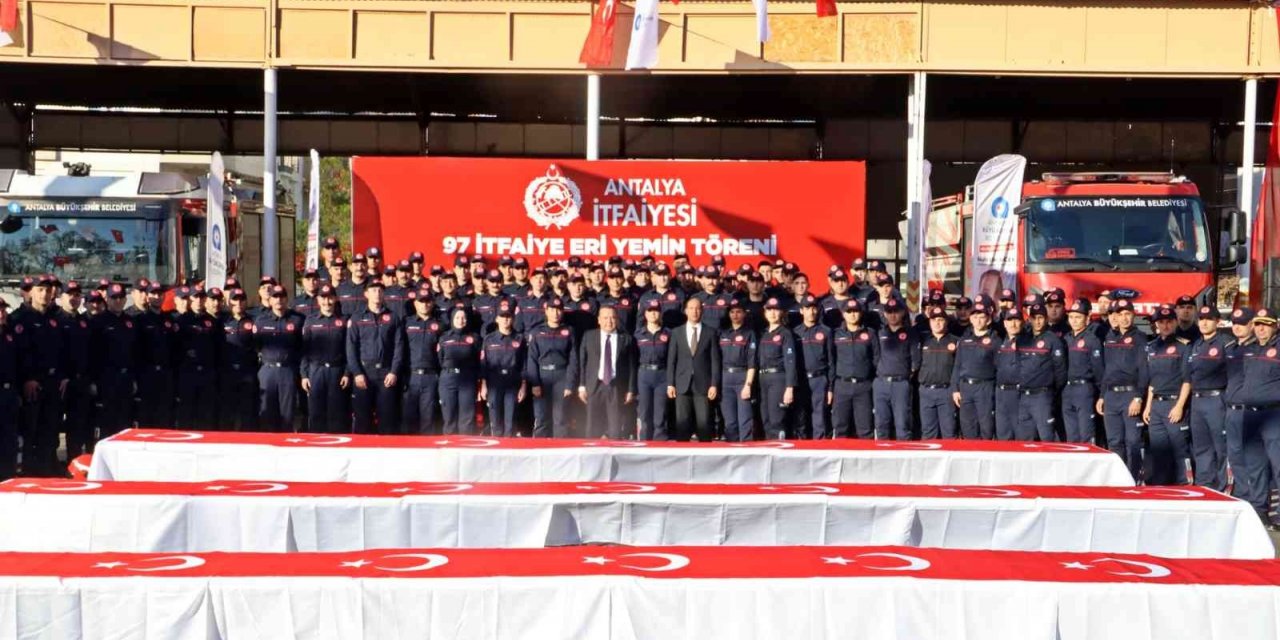 Antalya’da eğitimi tamamlanan 97 itfaiye eri Türk bayrağına el basarak yemin etti