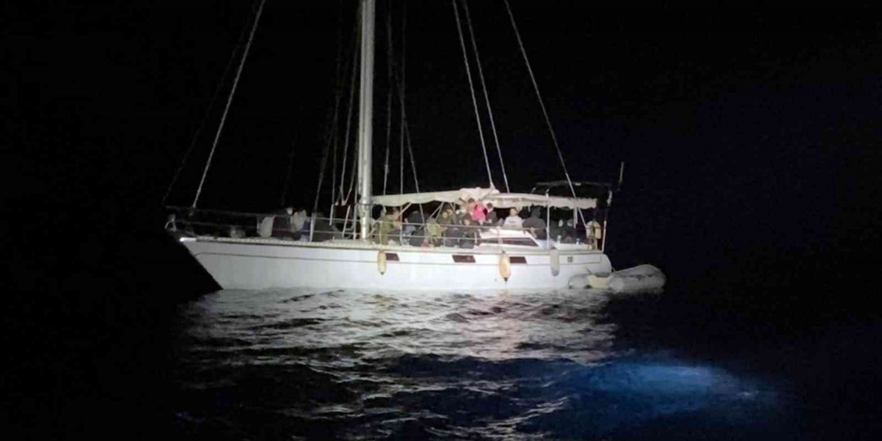 Yelkenli teknede 87 düzensiz göçmen kurtarıldı