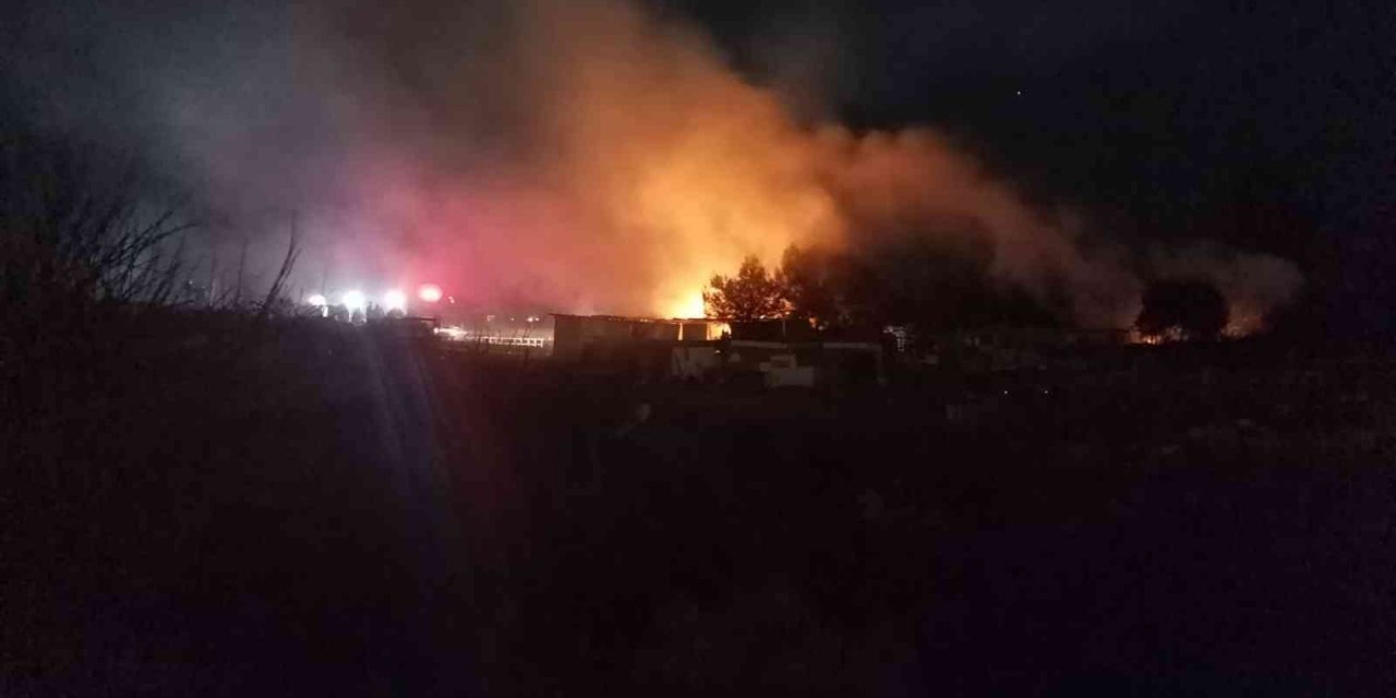 İzmir’de alevler geceyi aydınlattı: Barakalar yangında kullanılamaz hale geldi