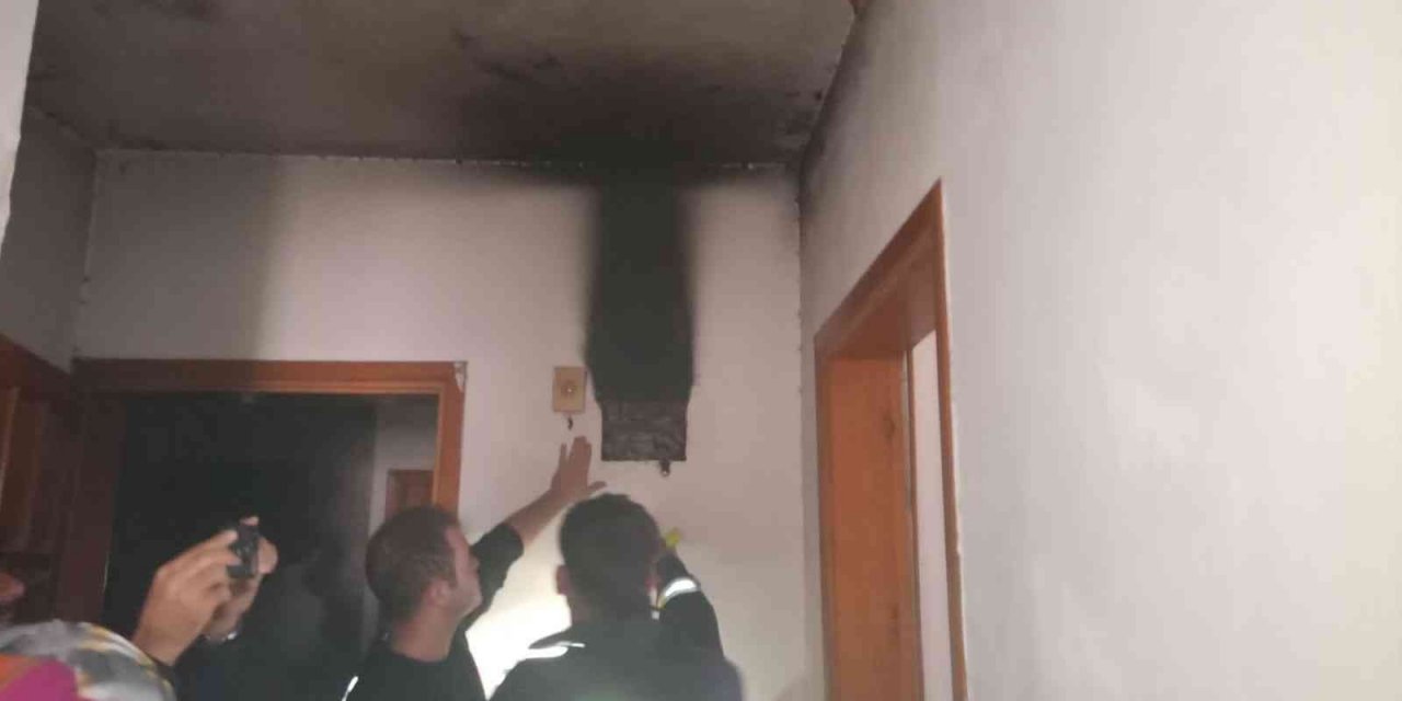 Salondaki elektrik panosunda çıkan yangın korkuttu