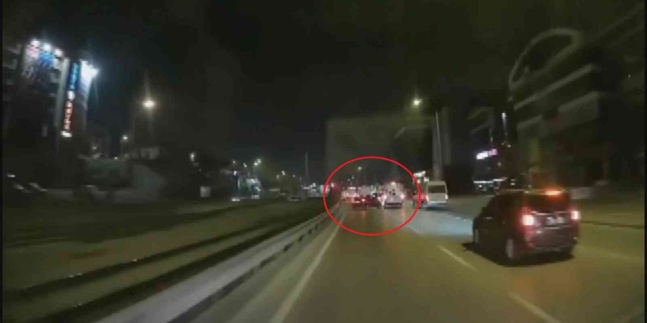 Bursa’da kontrolden çıkan otomobil servise çarptı, o anlar kamerada