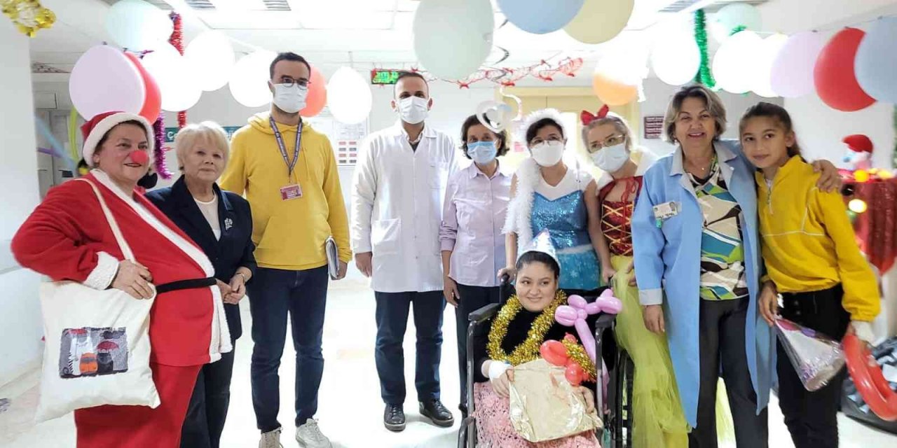 Hastanede tedavi gören çocuklar, eğlenceli anlar yaşadı
