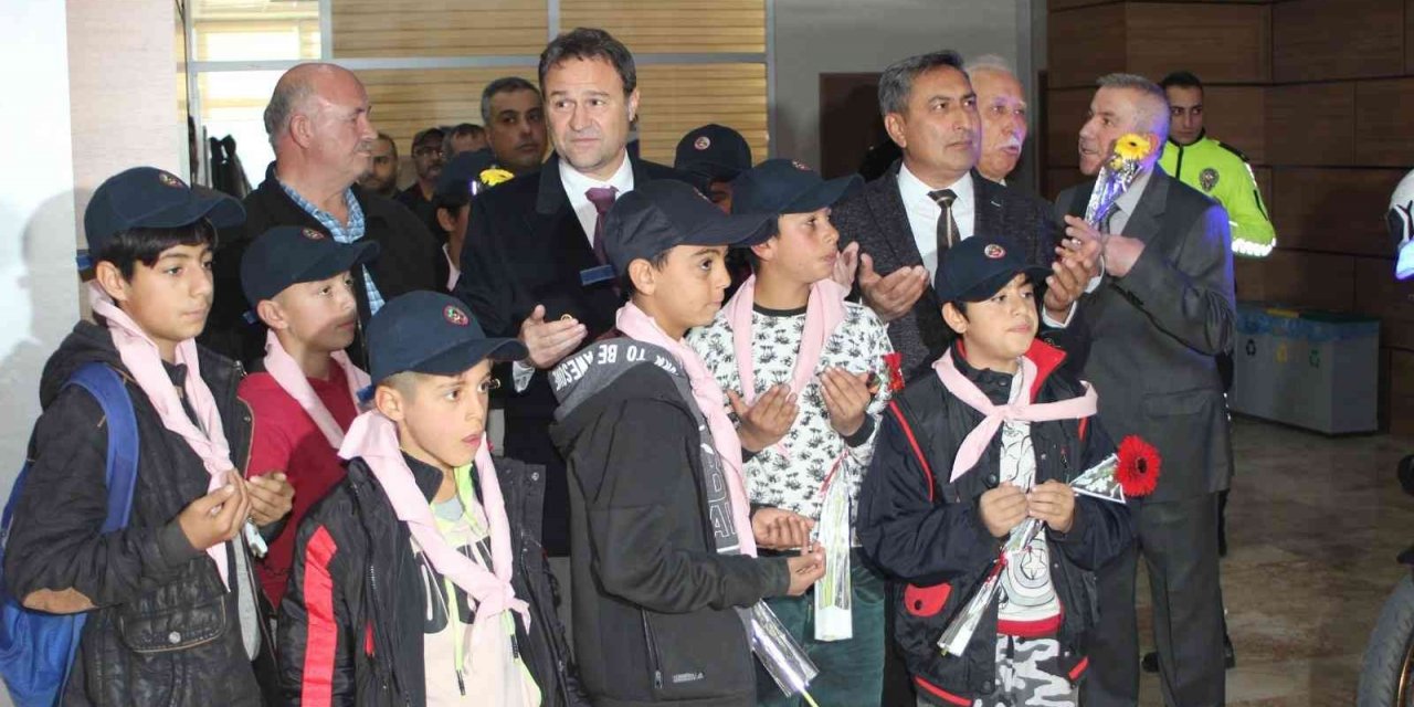 Uşak Emniyet Müdürü Mesut Gezer emekli polislerin ismini künyelere kazıdı