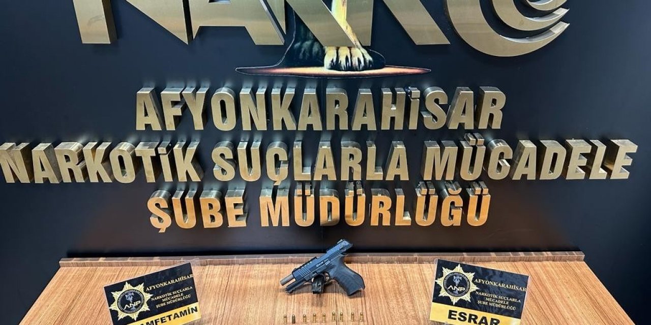 Otobüsteki yolcunun bagajında silah ve uyuşturucu ele geçirildi