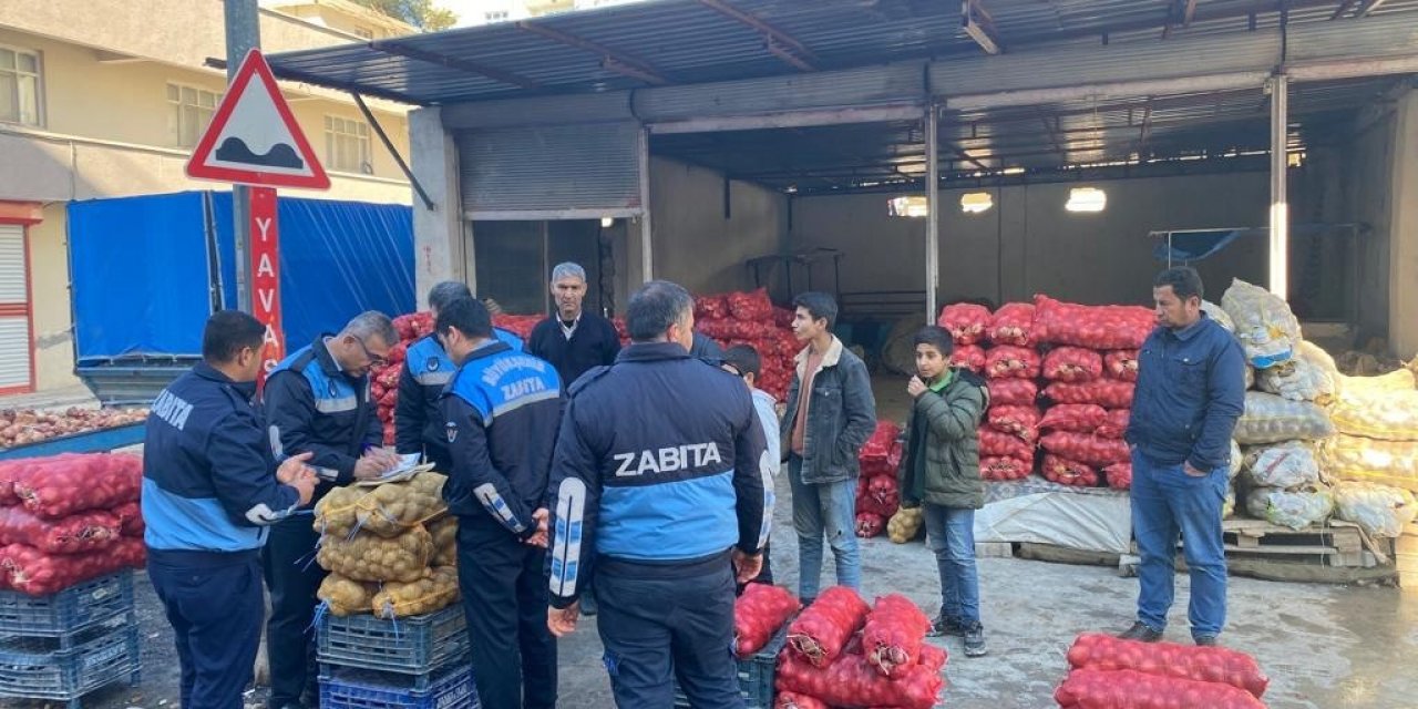 Zabıta 1 ton küflenmiş patates ele geçirdi