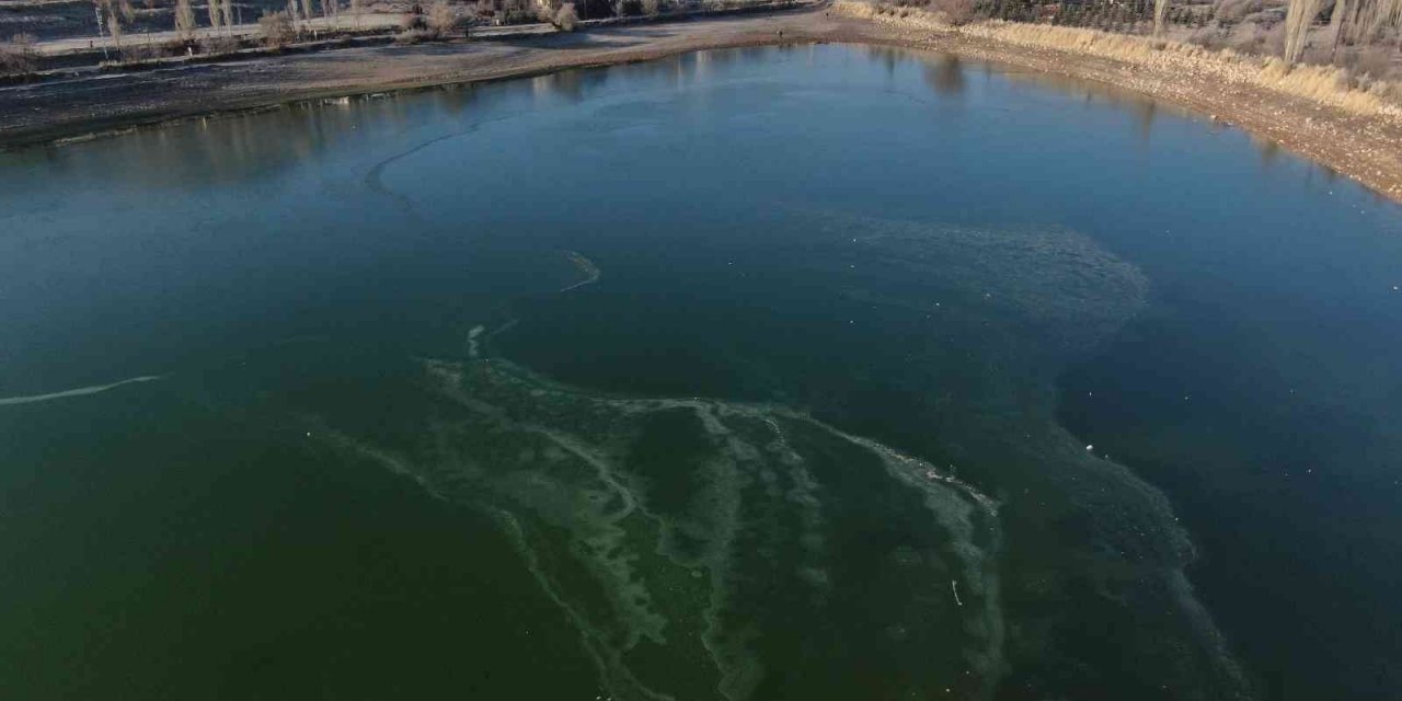 Termometreler eksi 7 dereceyi gösterdi, gölün yüzeyi kısmen buz tuttu